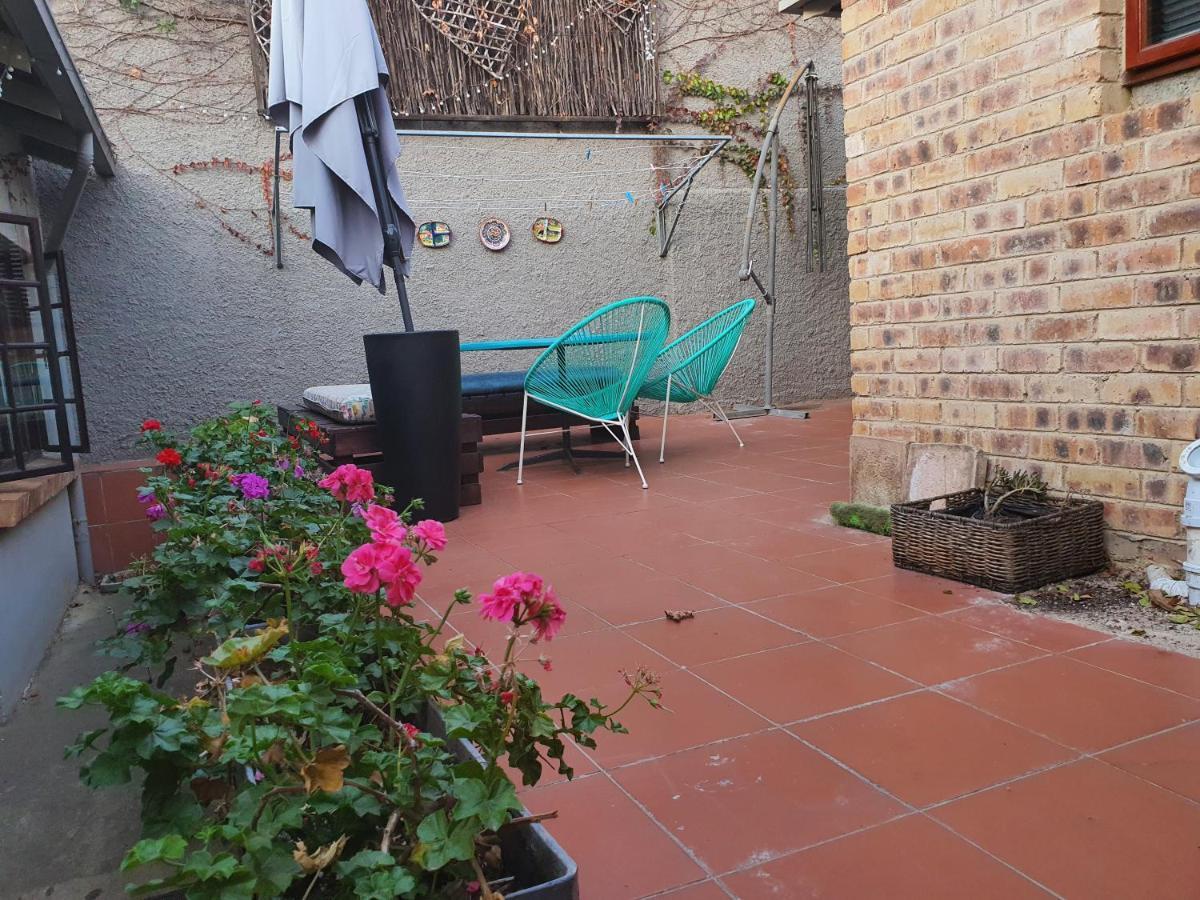 Happy Colourful Cottage Johannesburg Exterior foto